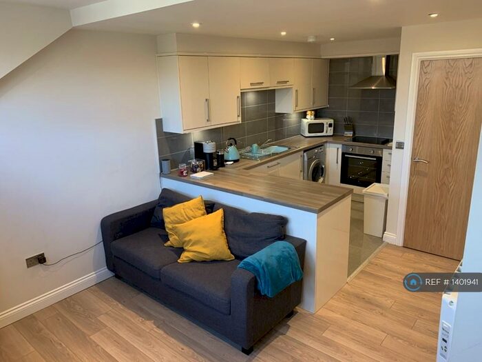 2 Bedroom Flat To Rent In Headingley Lane, Leeds, LS6