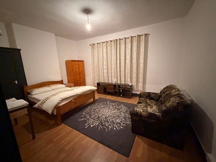 3 Bedroom Flat To Rent In Lordahip Lane, East Dulwich, London, SE22