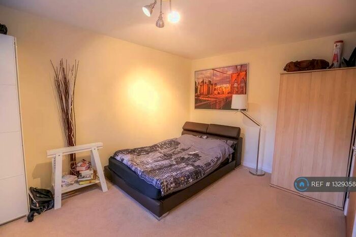 5 Bedroom Semi-Detached House To Rent In The Chase, Guildford, GU2