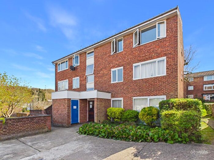 2 Bedroom Flat For Sale In Hartscroft, Forestdale, Croydon, CR0