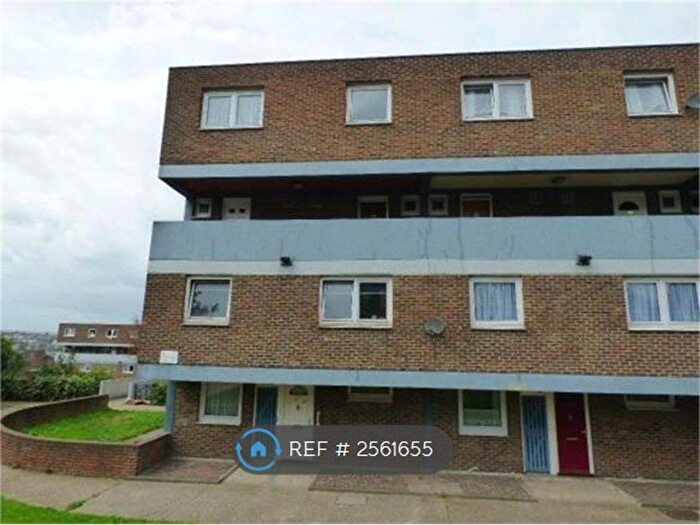 3 Bedroom Maisonette To Rent In Melville Court, Chatham, ME4