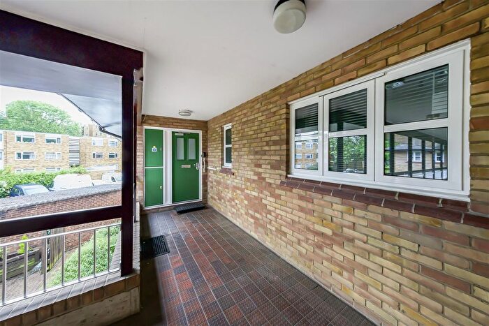 2 Bedroom Flat For Sale In Walpole Road, Teddington, TW11