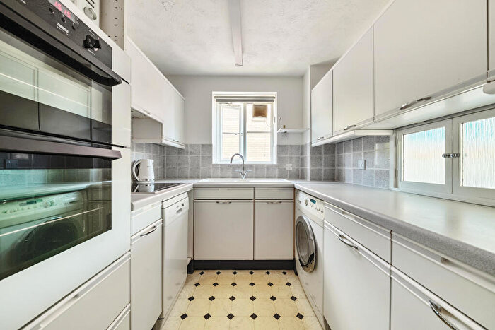2 Bedroom Apartment For Sale In Waterside Court, Alton, Hampshire, GU34