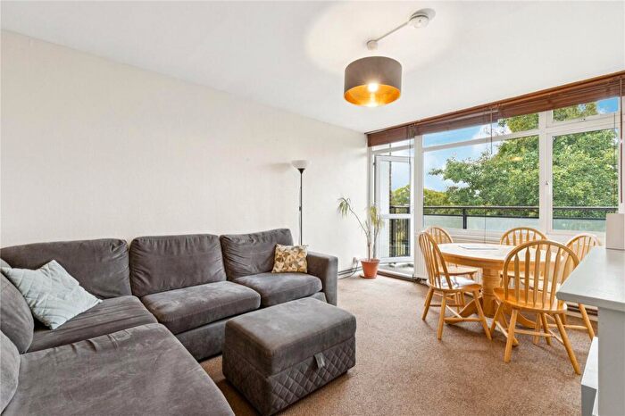 2 Bedroom Apartment To Rent In Este Road, SW11