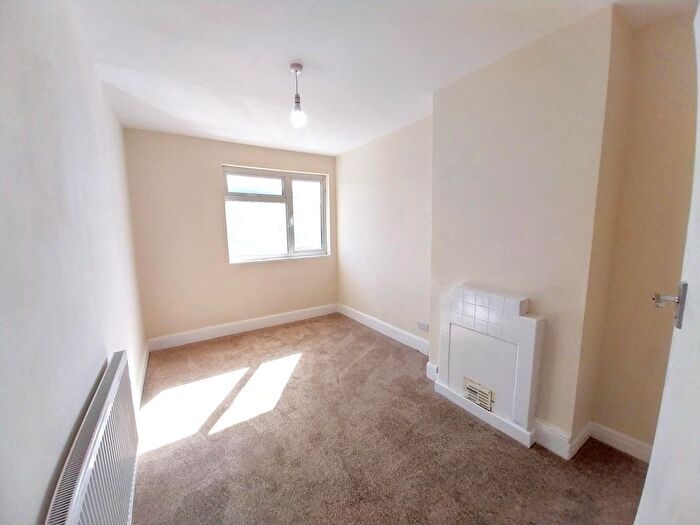 3 Bedroom Flat To Rent In Uxbridge Road, Hayes, UB4