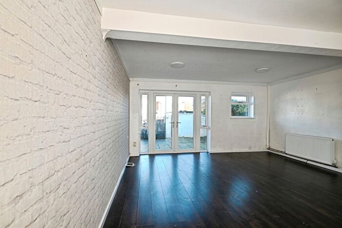 3 Bedroom Terraced House For Sale In Walderslade Road, Chatham, ME5