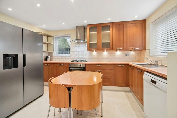 4 Bedroom Flat To Rent In The Avenue, Finchley Central, N3