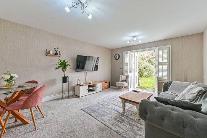 2 Bedroom Flat For Sale In Bromley Road, Catford, London, SE6