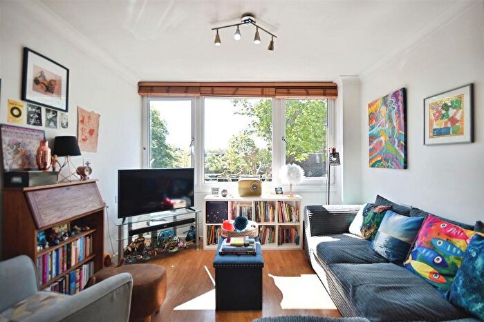 1 Bedroom Flat For Sale In Justin Close, Brentford, TW8