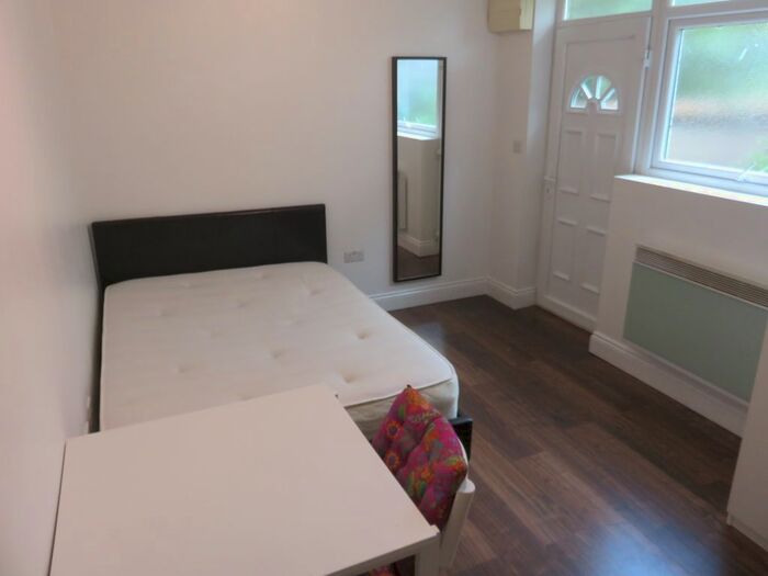 Studio To Rent In Station Road, Hendon Central, London, NW4