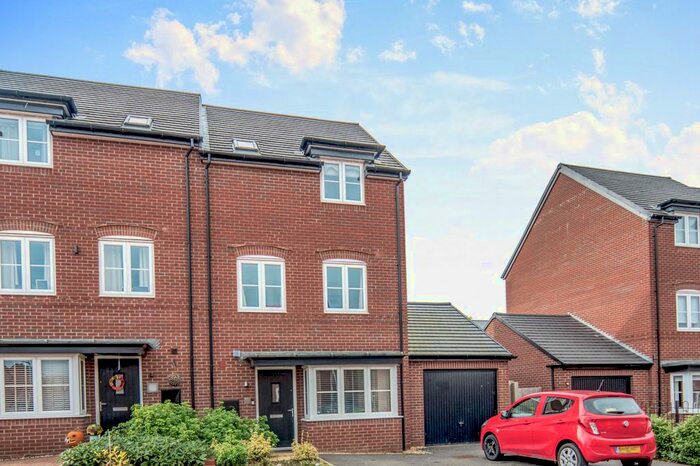 4 Bedroom Town House To Rent In Watercress Rise, Bedford MK40