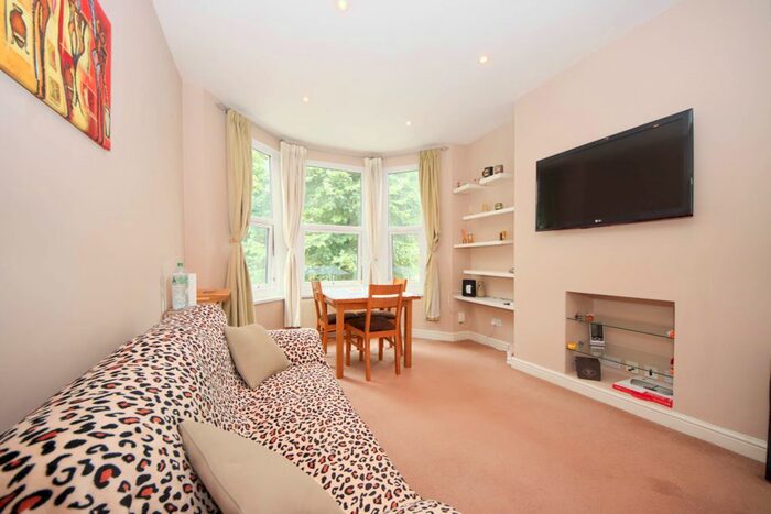 2 Bedroom Flat To Rent In Harringay Gardens, London, N8