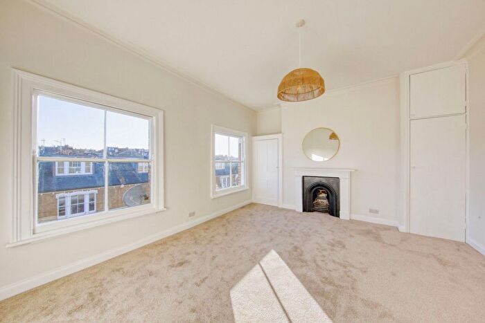 2 Bedroom Flat To Rent In Old York Road, Wandsworth, SW18