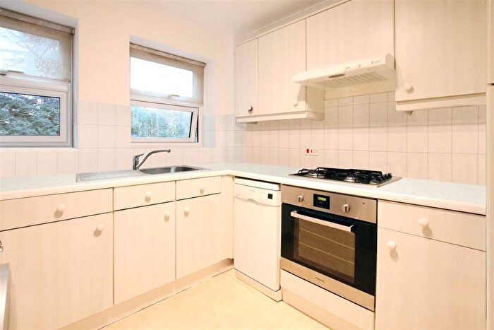 2 Bedroom Flat For Sale In Station Road, Leatherhead, KT22