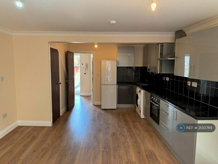 3 Bedroom Flat To Rent In Hackney Central, London, E8