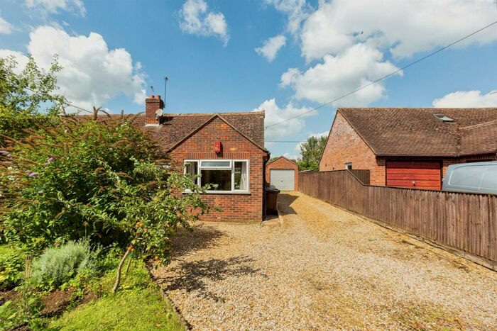 3 Bedroom Semi-Detached House For Sale In Clifden Road, Worminghall, Aylesbury, HP18