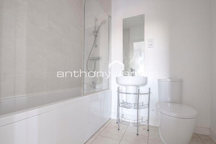 2 Bedroom Flat For Sale In Rainbow Road, Erith, DA8