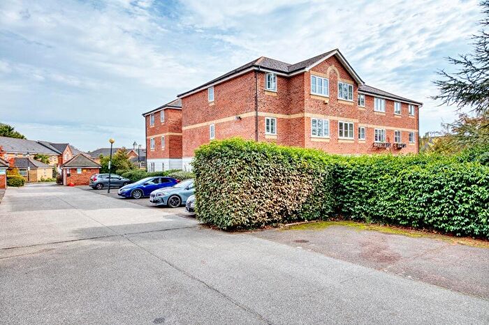 2 Bedroom Flat For Sale In Leigh Hunt Drive, London, N14