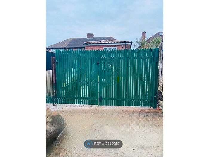 1 Bedroom Flat To Rent In Spearing Road, High Wycombe, HP12