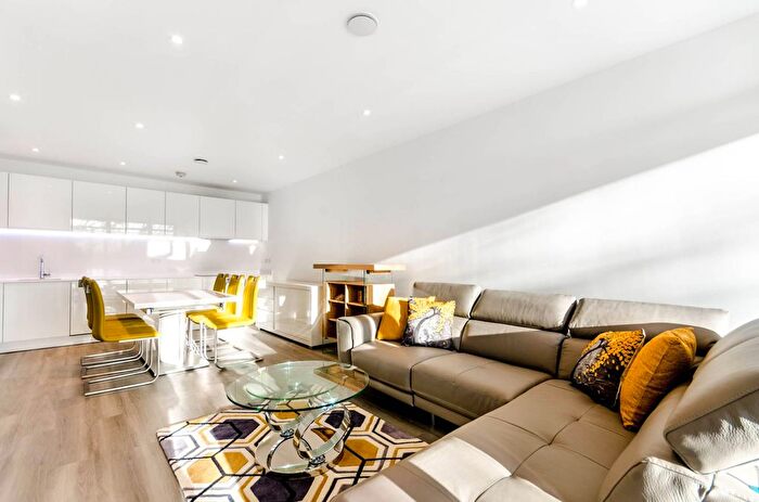 2 Bedroom Flat To Rent In London Square, Isleworth, TW7