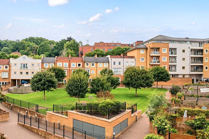 2 Bedroom Flat For Sale In Godalming, Surrey, GU7
