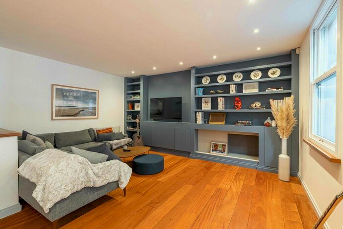 3 Bedroom Property To Rent In Phillimore Walk, Kensington, W8