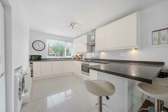 2 Bedroom Apartment To Rent In Goodwood Court, Chestnut Road, SE27