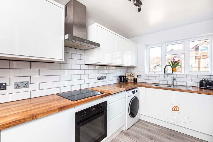 2 Bedroom Flat For Sale In Bournemouth Road, Poole, BH14