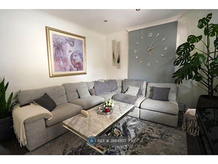 2 Bedroom Flat To Rent In Linden Way, London, N14