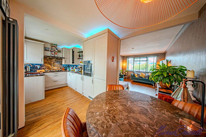 3 Bedroom Semi Detached House For Sale In Saxton Avenue, Bradford, BD6