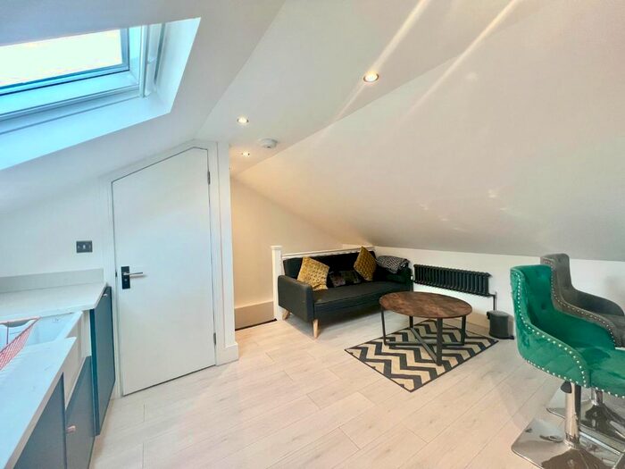 2 Bedroom Flat To Rent In Queen Street, York, YO24