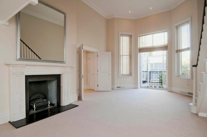2 Bedroom Flat To Rent In Campden Hill Road, London, W8