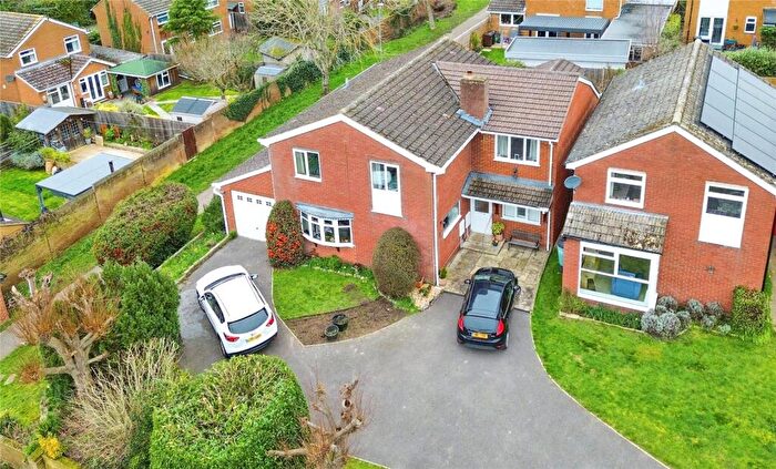 6 Bedroom Detached House For Sale In Mallard Close, Twyford, Reading, Berkshire, RG10