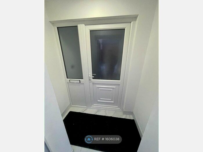 3 Bedroom Semi-Detached House To Rent In Townsend Close, Leicester, LE4