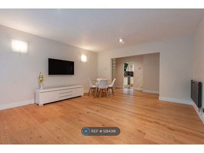 3 Bedroom Flat To Rent In Wentworth, Poole, BH14