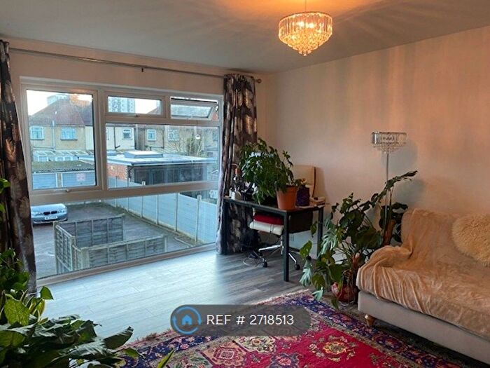 1 Bedroom Flat To Rent In Karens Court, Enfield, EN3