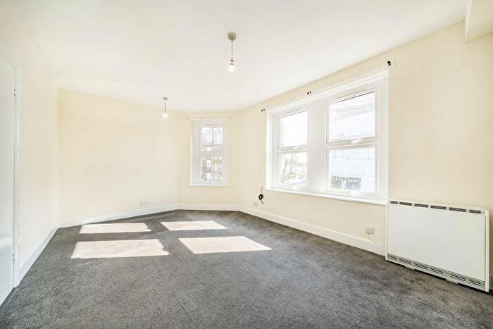 2 Bedroom Flat To Rent In Garratt Lane, London, SW18