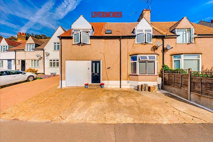 4 Bedroom Semi Detached House For Sale In Green Walk, Crayford, Dartford, DA1