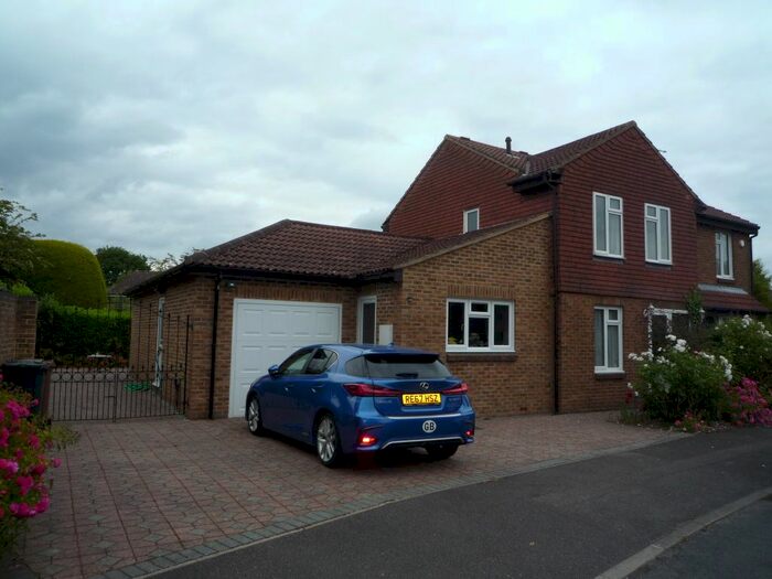 5 Bedroom Detached House To Rent In Sutherland Drive, Guildford, GU4