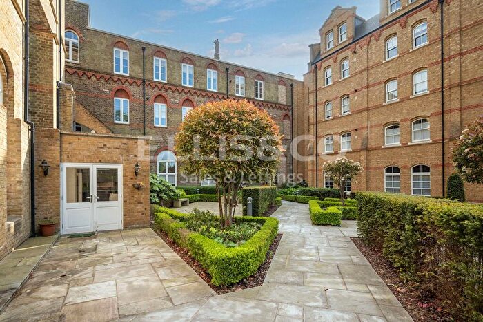 2 Bedroom Apartment For Sale In Cambridge Court, Holborn Close, Mill Hill, London, NW7