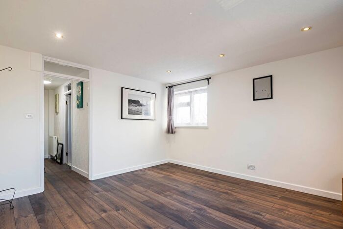 3 Bedroom Flat To Rent In Lower Fosters New Brent Street, London, NW4