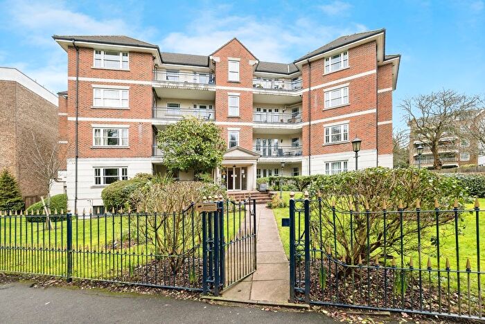 2 Bedroom Flat For Sale In Sunset Avenue, Woodford Green, IG8