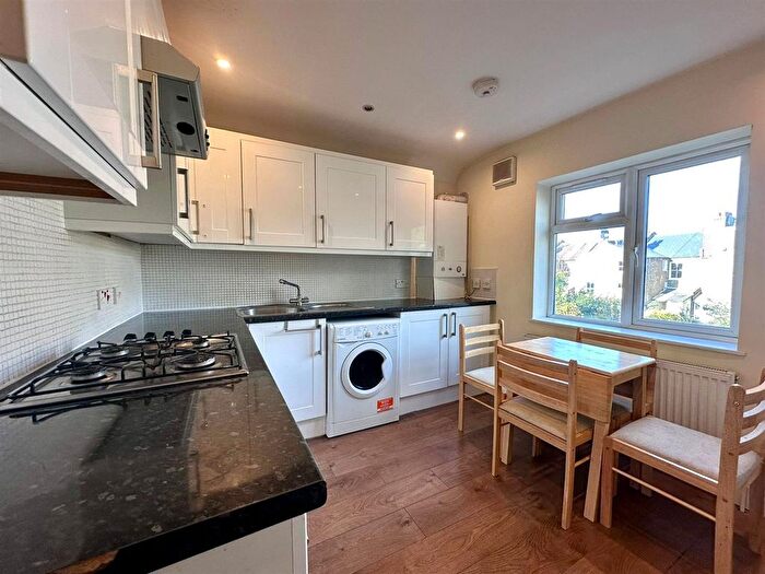 3 Bedroom Flat To Rent In Newick Road, London, E5