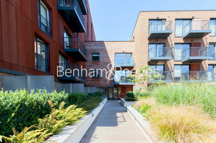 3 Bedroom Apartment To Rent In Whiting Way, London, SE16