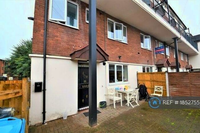 3 Bedroom Maisonette To Rent In Stowell House, Salford, M5
