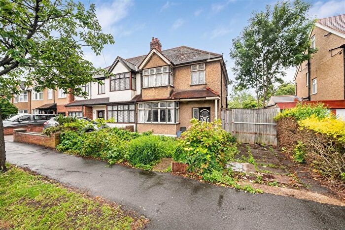 3 Bedroom Semi Detached House For Sale In Grandison Road, Worcester Park, KT4