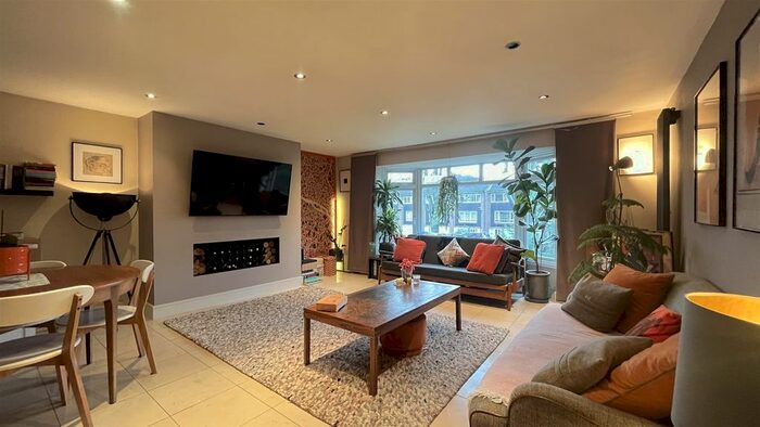 2 Bedroom Flat To Rent In Wood Crest, Christchurch Park, Sutton, SM2