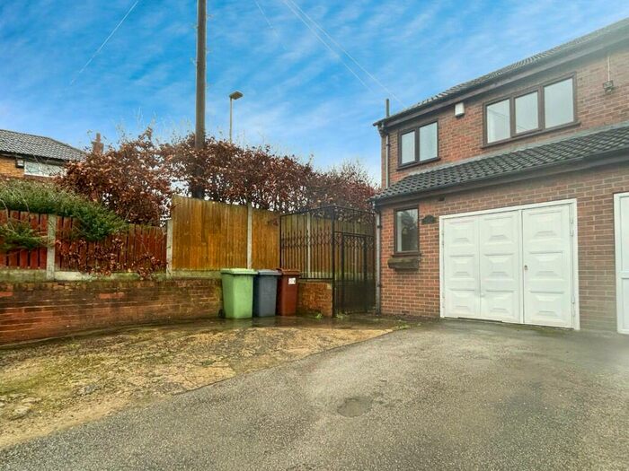 3 Bedroom Semi-Detached House To Rent In Great North Road, Leeds, West Yorkshire, LS25