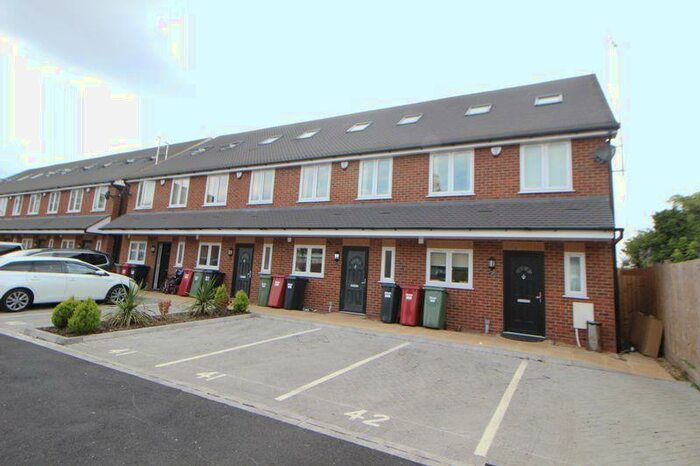 4 Bedroom End Of Terrace House To Rent In Reet Gardens, Slough, SL1