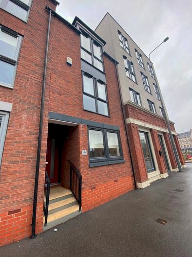 3 Bedroom Terraced House To Rent In Queen Street, Hull, HU1